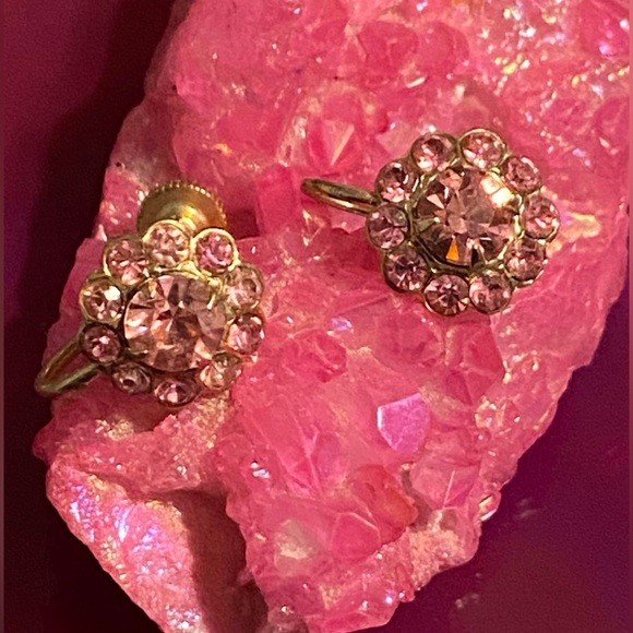 Unique Vintage Jewelry - 👑 Vintage Pink Rhinestone Costume Screw Back Earrings #7573